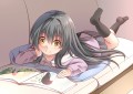 絵本を読む幼女
